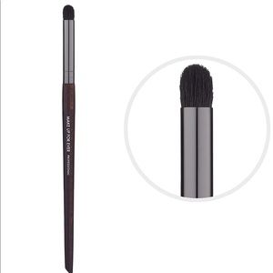 MAKE UP FOR EVER
Precision Eye Blender Brush